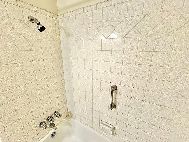 419 W Sycamore St — Photo 37