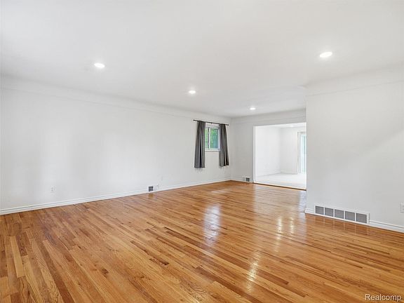 4th image of 25685 Grand Concourse St
