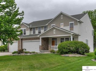 2504 Pinehurst Cir, Papillion, NE 68133