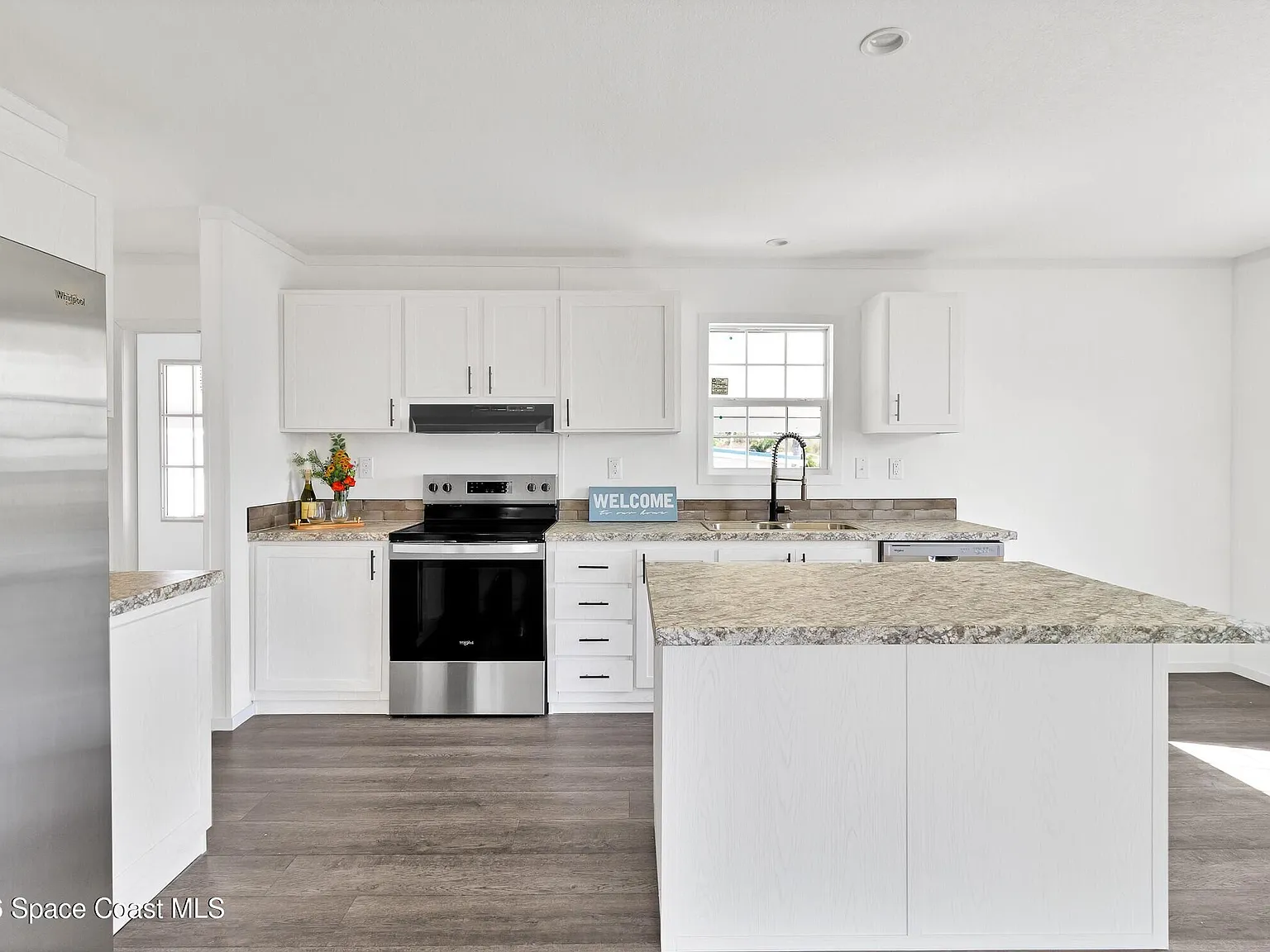 2 bed, 2.0 bath, 933 sqft, $1,800 — Photo 2