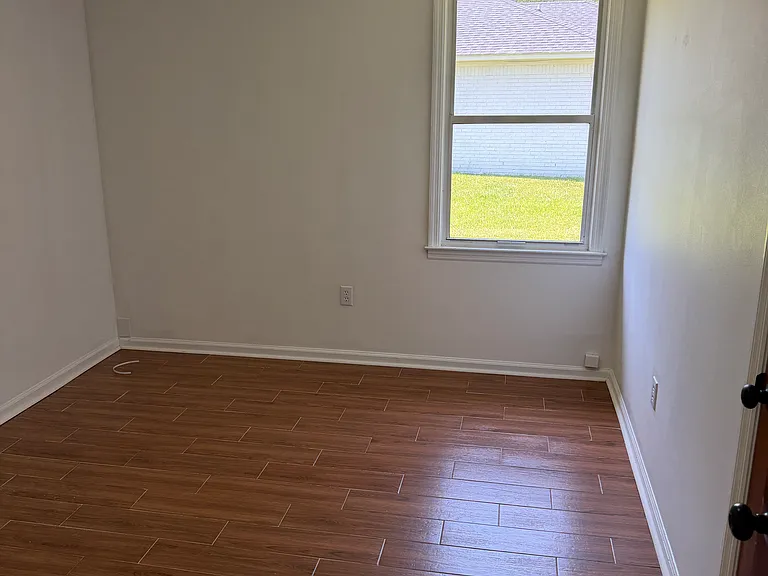 103 Ashwood Ct — Photo 5