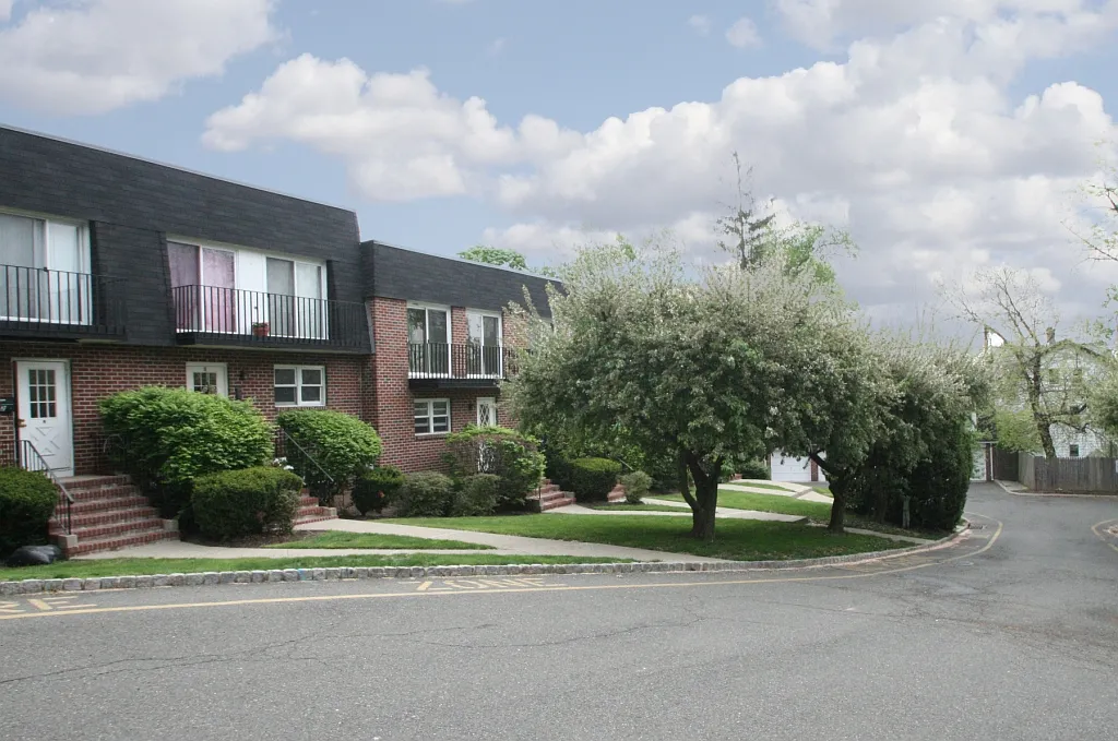 1 Carriage Way — Photo 3