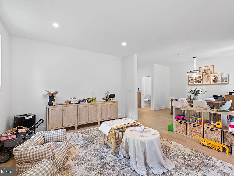 985 Henry Ave — Photo 15