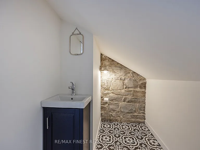 114 Yonge St — Photo 23