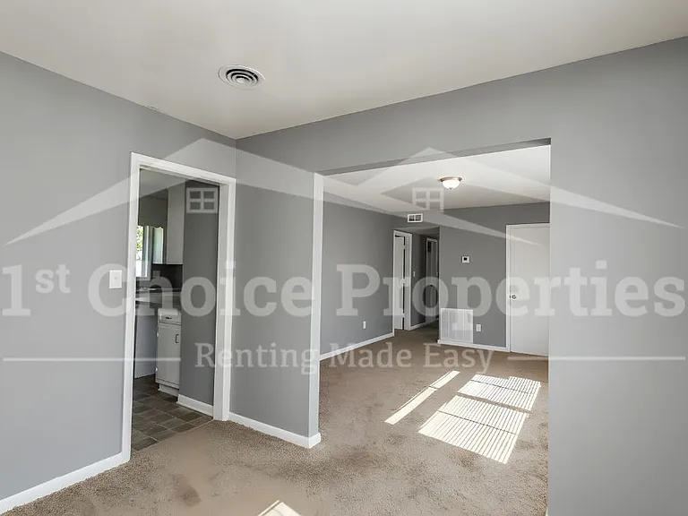 1332 Lake Ln NE — Photo 5