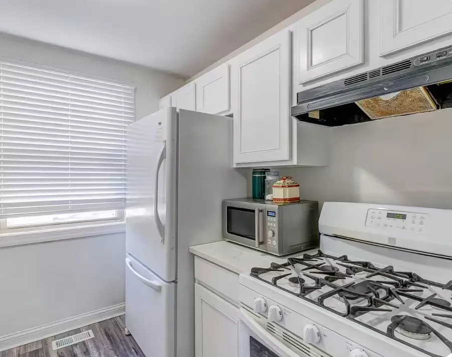 3 bed, $2,100 — Photo 3