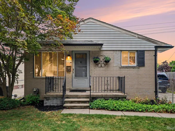 21739 Cedar St, Saint Clair Shores, MI 48081