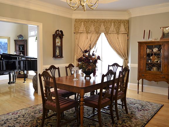 5th image of 315 Sharpe Ln
