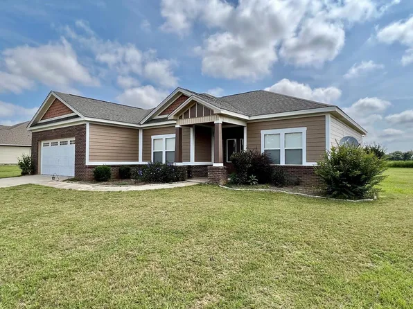 104 Weeping Willow Trl, Headland, AL 36345