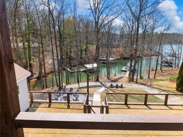 6041 Blackberry Ln, Buford, GA 30518