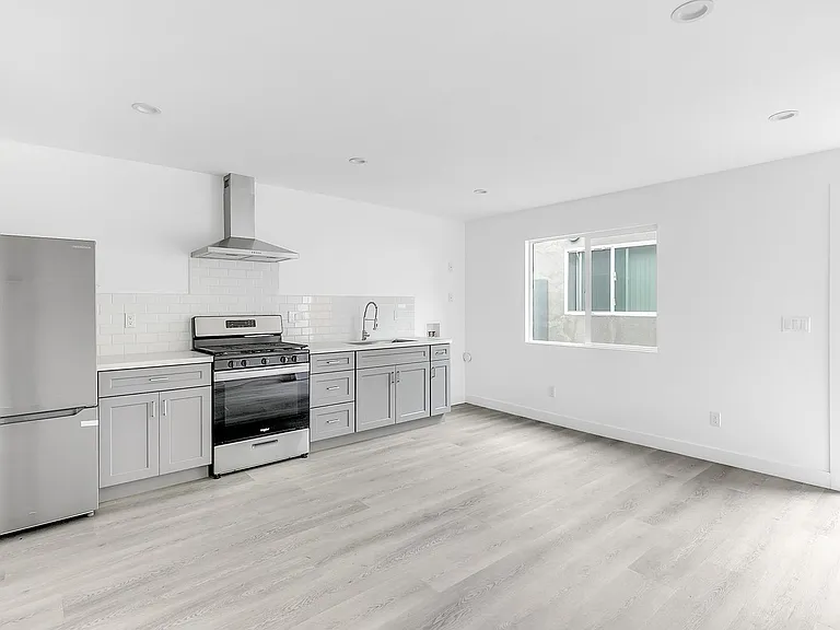 2747 S Mansfield Ave — Photo 10
