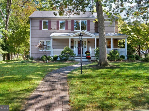 37 Eglantine Ave, Pennington, NJ 08534