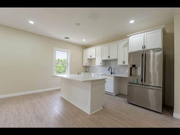 5th image of 1187 Westminster St #3R