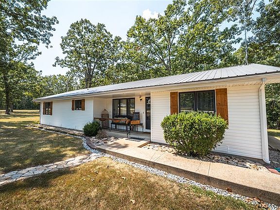 2nd image of 13915 Maple Ln