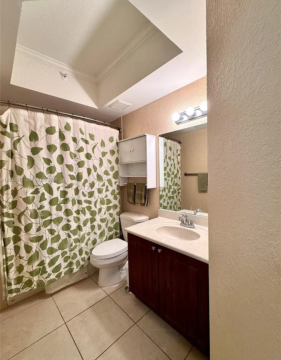 The Luxor Residences Cond — Photo 3