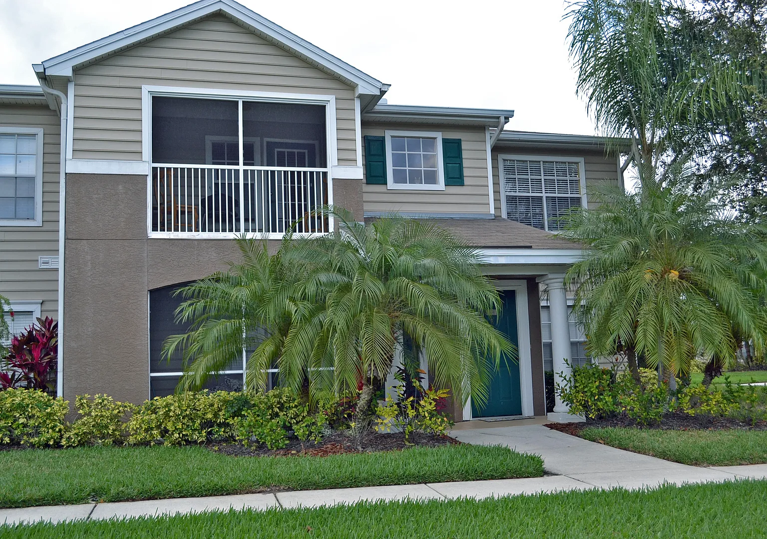 Luxury 2 bedroom 2 bathroom condo with lake views in Lakewood Ranch — Photo 1