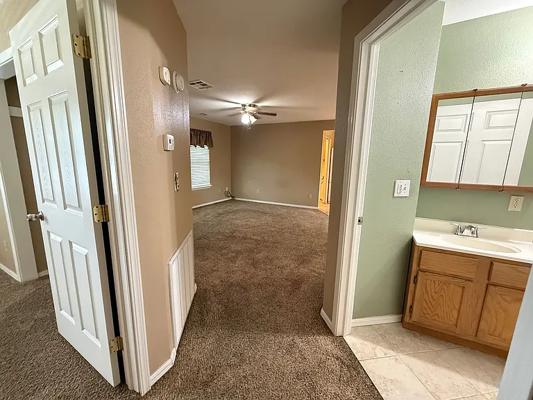 537 E Allen St — Photo 8