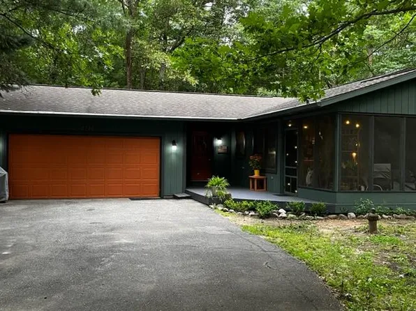 6778 Red Oak Ct, Stanwood, MI 49346
