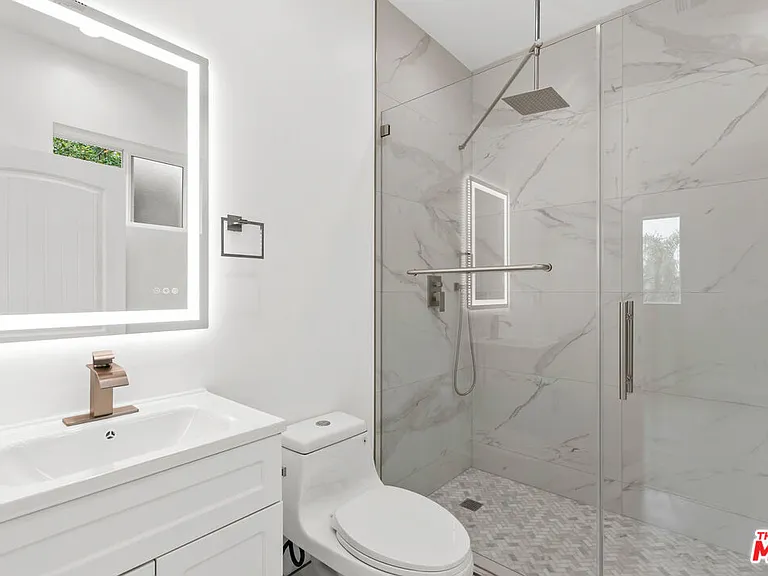 6932 Babcock Ave — Photo 21