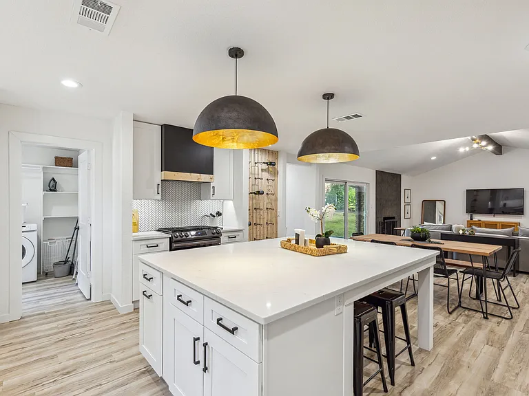 2015 Camelot Dr — Photo 6