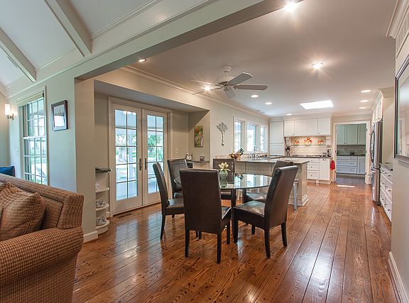 Lrg Bright Rmodeled Kitchen!