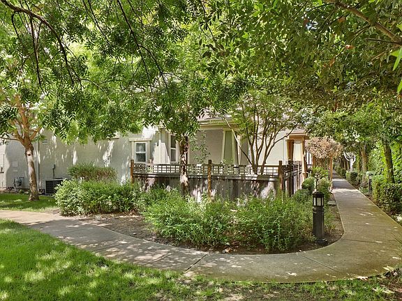 5th image of 1074 Old Oak Ln