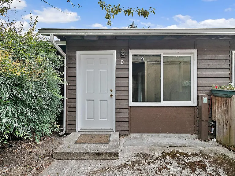 417 22nd St SE #D — Photo 1