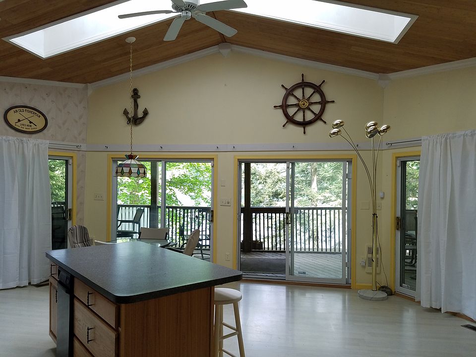 Open kitchen dining deck