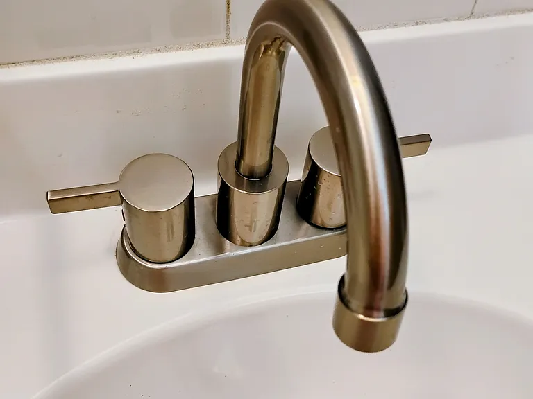 Brand New faucet that swivels.