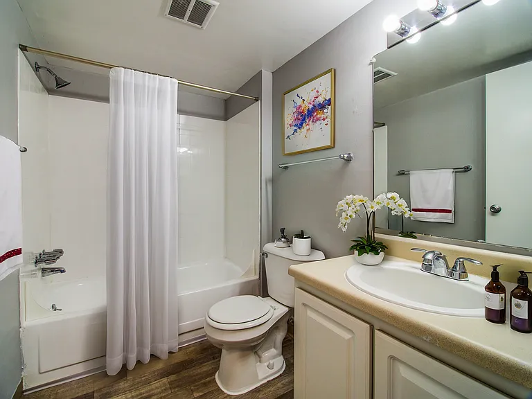 Hillcrest Club Apartments — Photo 6
