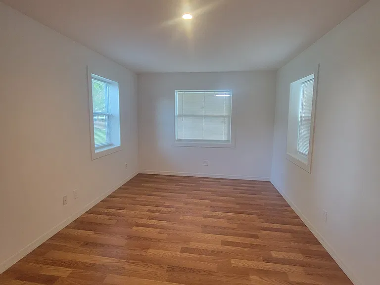 832 White Ln #4 — Photo 5