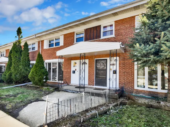 8852 Robin Dr APT E, Des Plaines, IL 60016