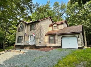 1050 Middleridge Dr, Gouldsboro, PA 18424