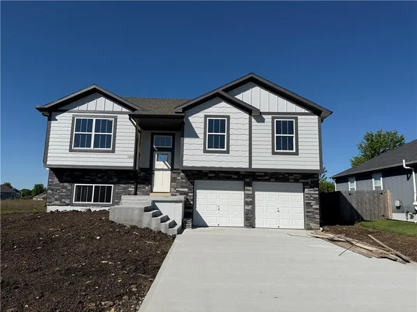 3212 Steel Wheel Dr, Harrisonville, MO 64701