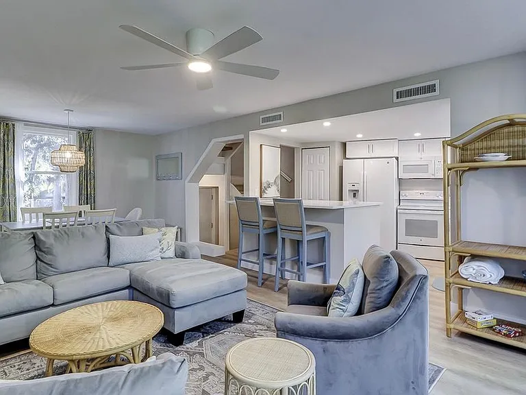 42 S Forest Beach Dr — Photo 3