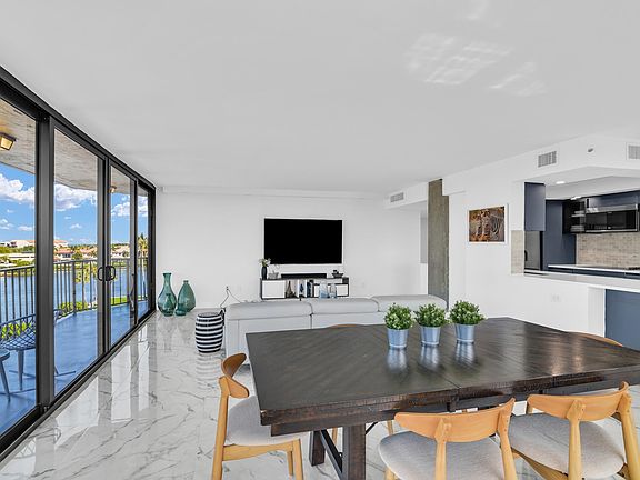 4th image of 899 Jeffery Street #6020