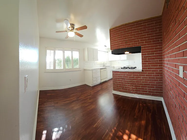 2272 Toluca Dr — Photo 10