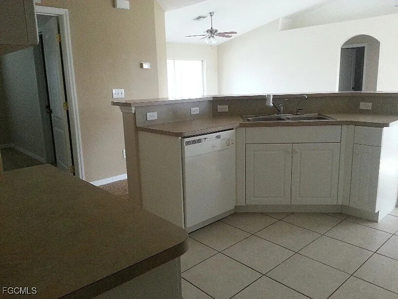 3 bed, 2.0 bath, 1408 sqft, $1,995 — Photo 3