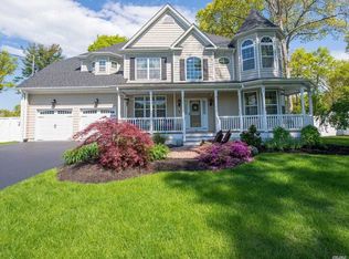 18 Pineacre Dr, Smithtown, NY 11787