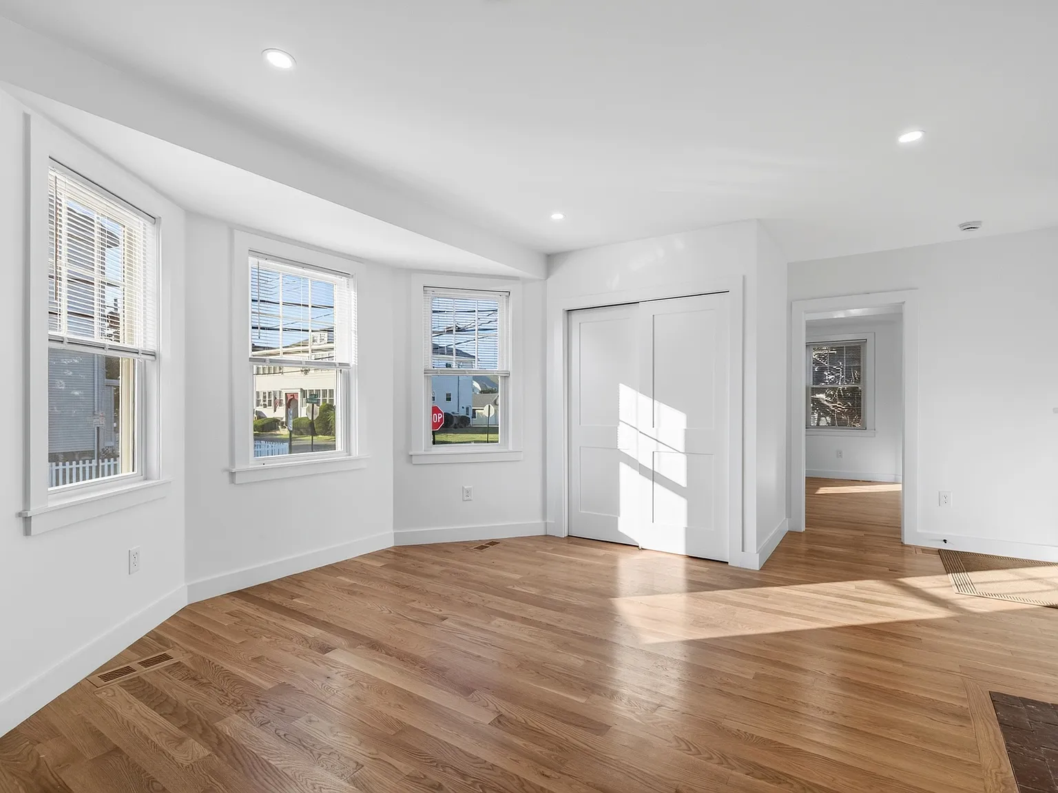 3 bed, 1000 sqft, $3,000 — Photo 4