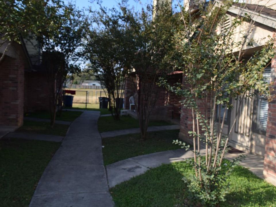 Entry sidewalk