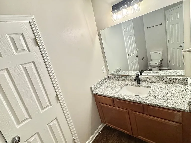 Lakeview Apartments — Photo 7