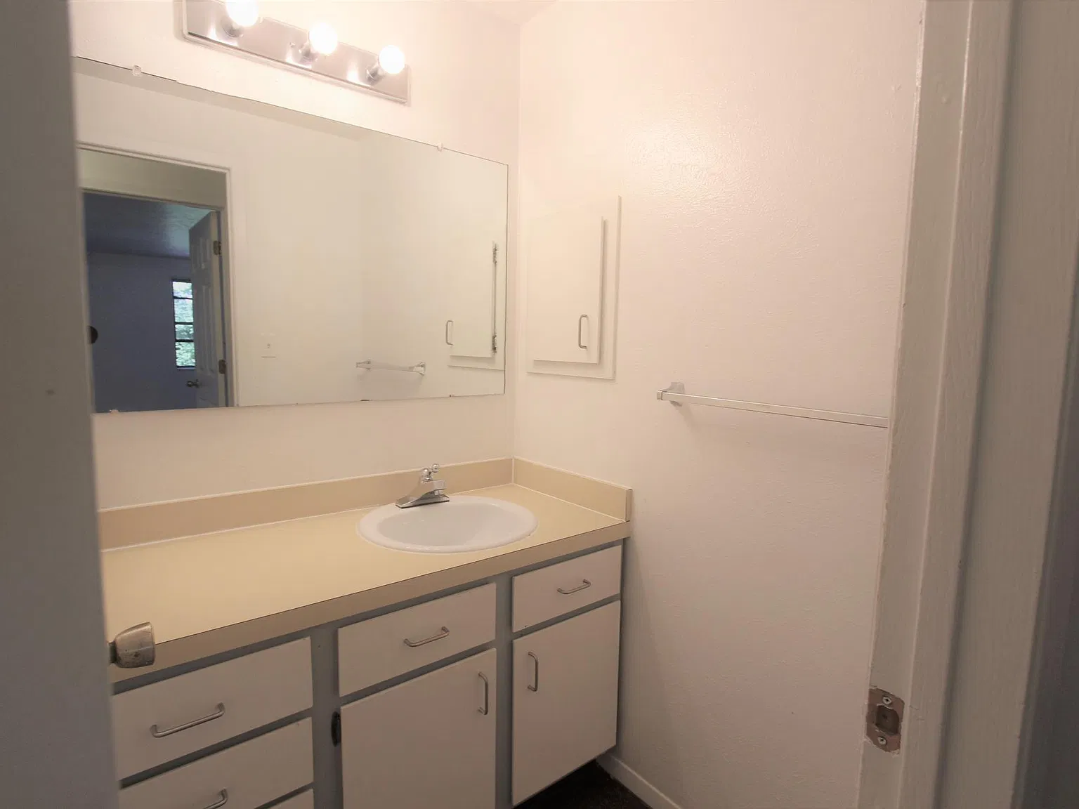 3 bed, 1.5 bath, $5,200 — Photo 2