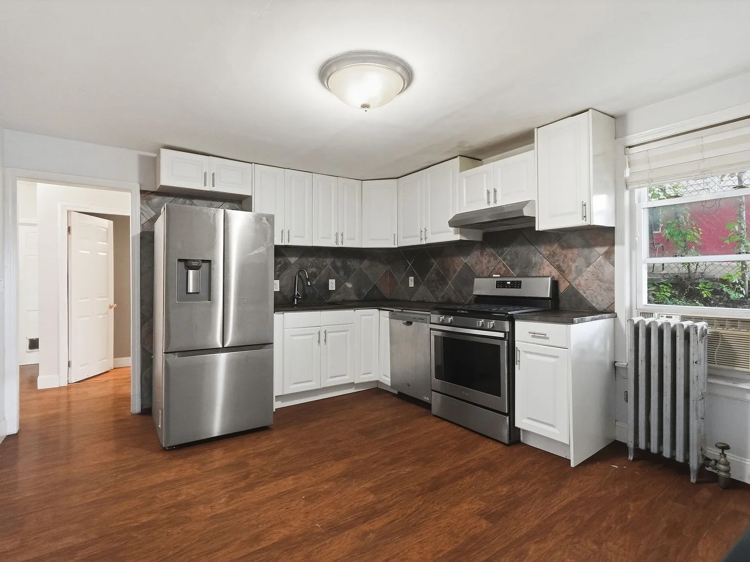 3 bed, 1.0 bath, 1034 sqft, $2,500 — Photo 2