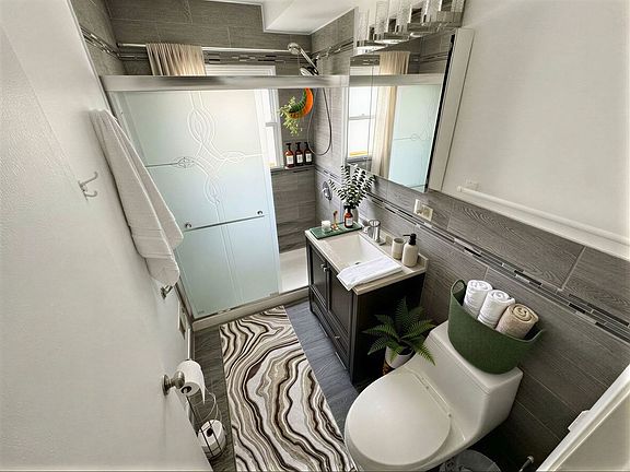 4th image of 8 Greenwood Ct N