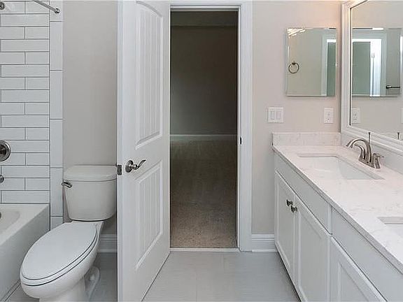 Jack n Jill guest bath