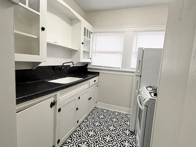 1136 Berthea St #11 — Photo 10