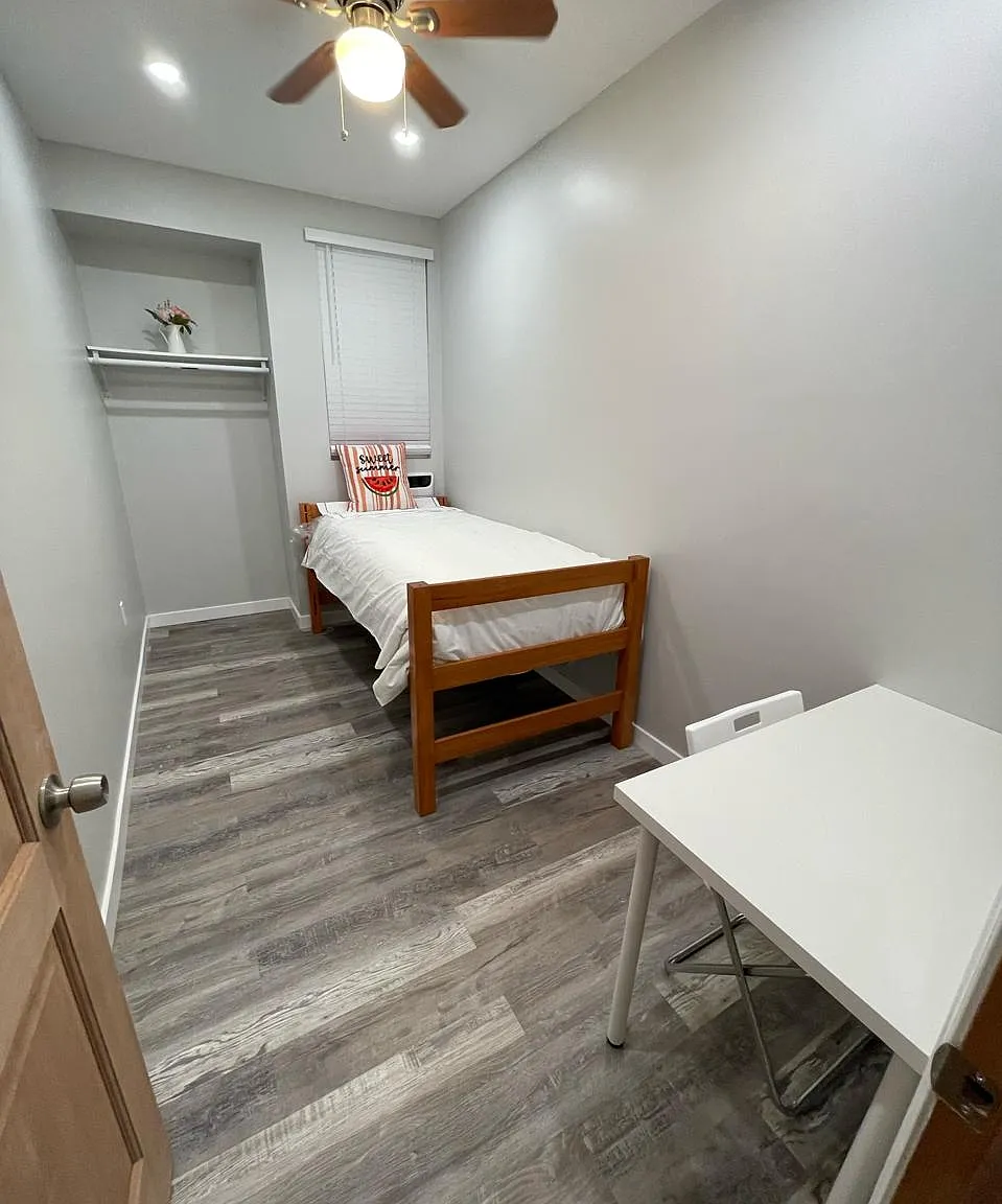 10 bed, 2200 sqft, $780 — Photo 4