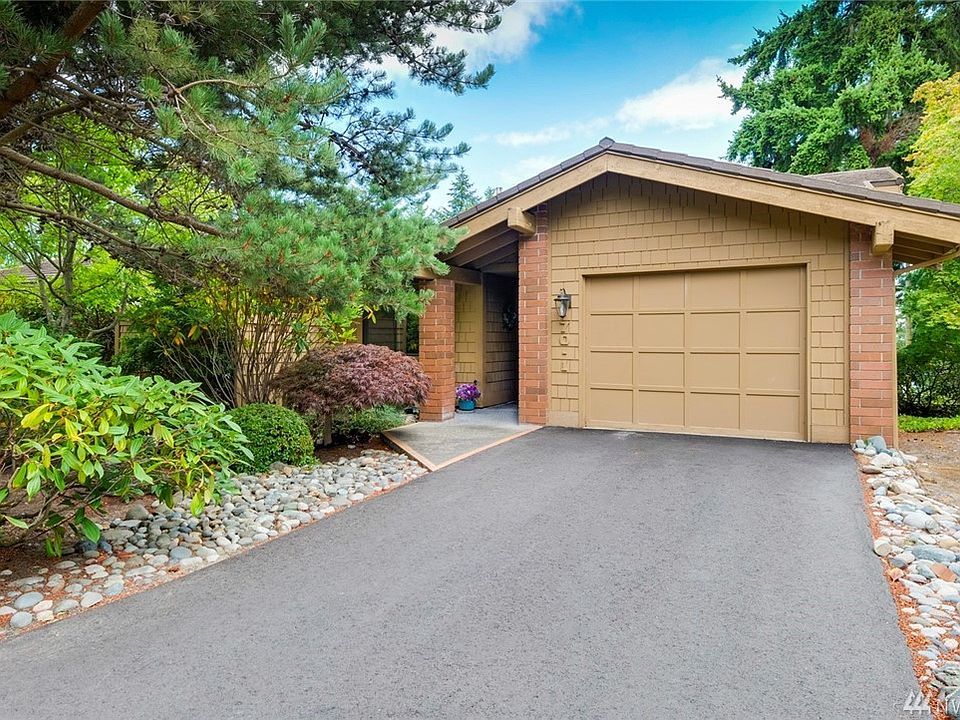 Tri-Level Condo in Kala point. Drive right in and settle in with the mature landscaping to welcome you.