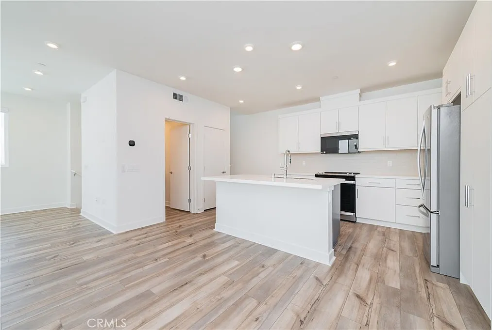 2 bed, 2.5 bath, 1203 sqft, $3,600 — Photo 4